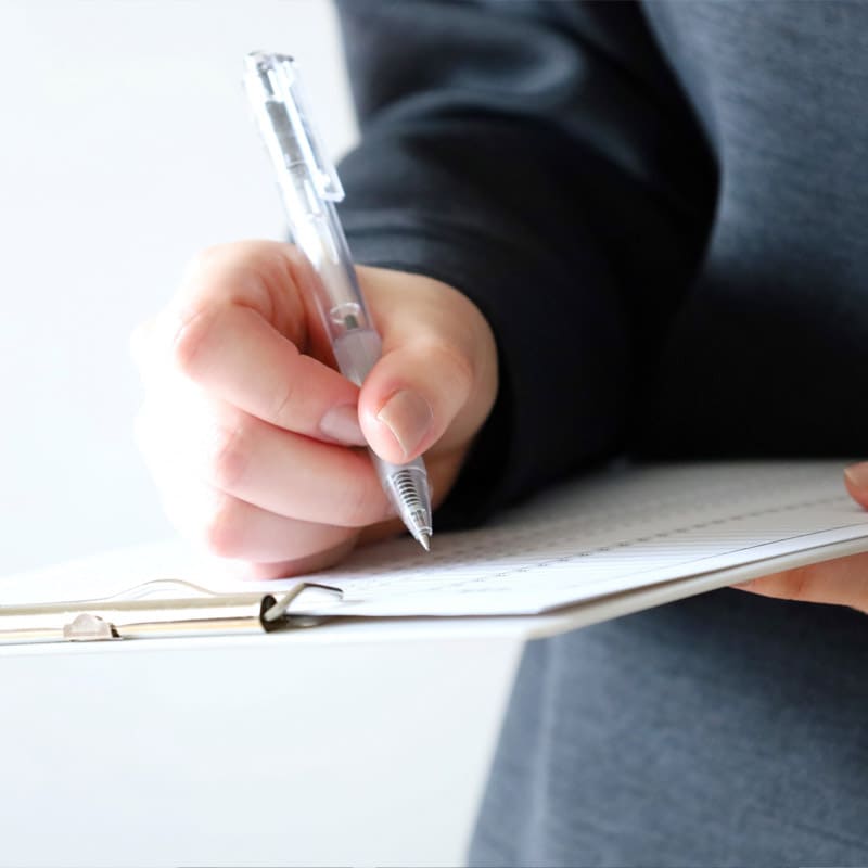 点検チェックシートをチェックする人