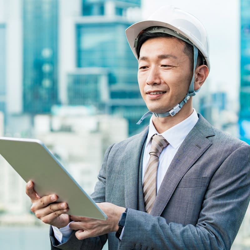 タブレットを持つ男性