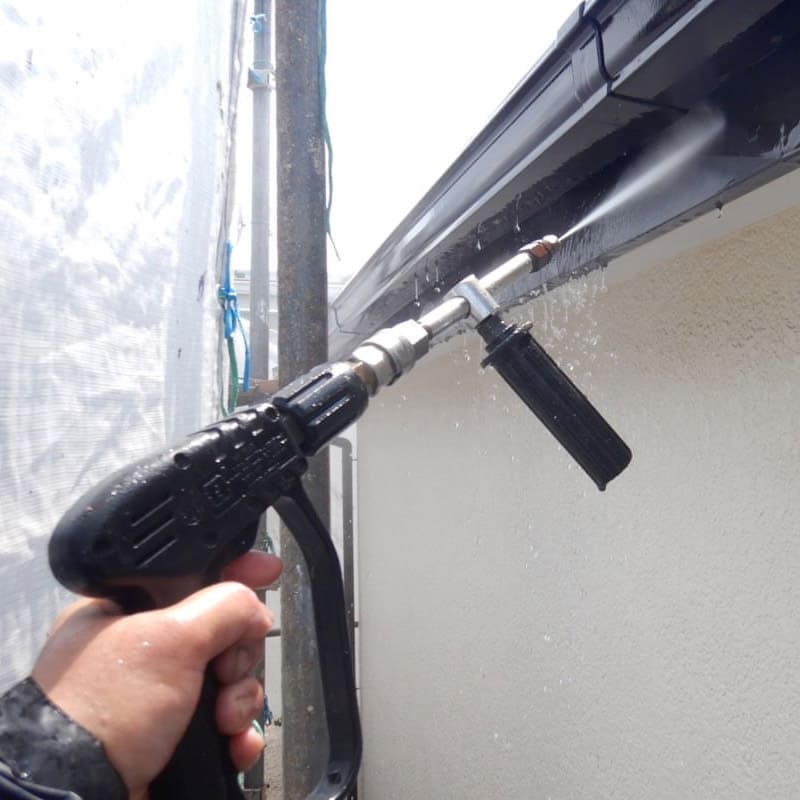 吹き付け塗装中の男性