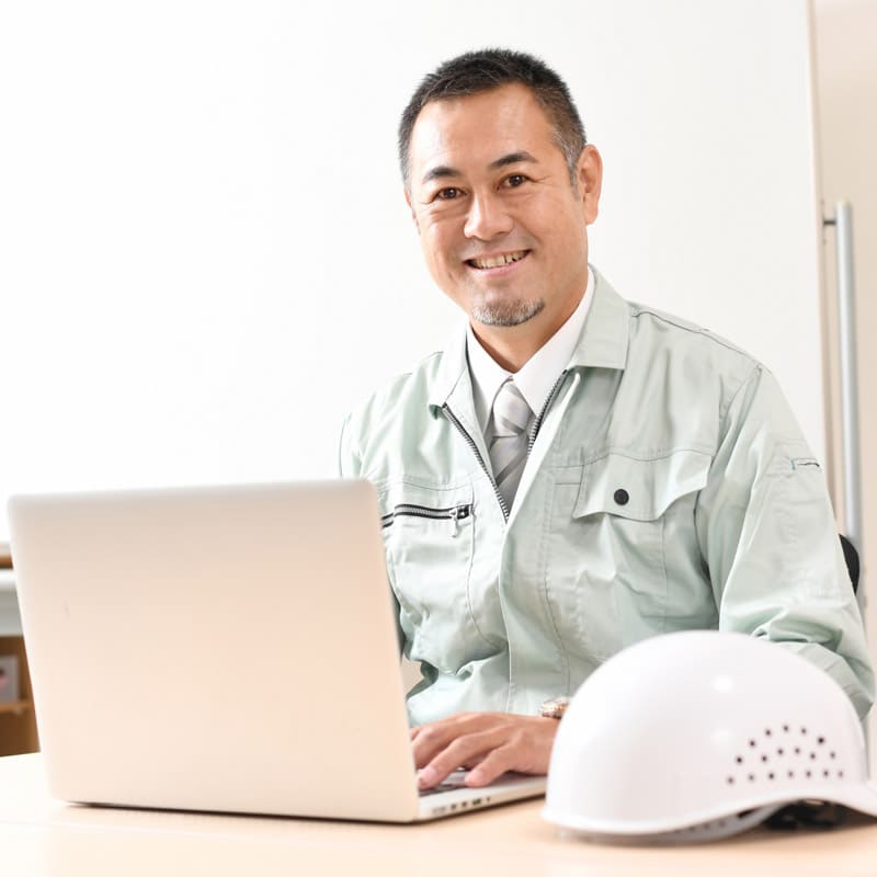 パソコンを使う男性